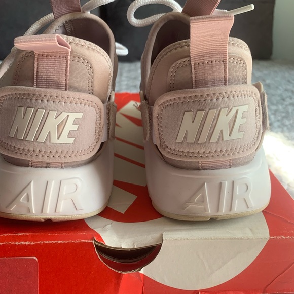 Nike Air Huarache City Low W , size 8.5 - Picture 5 of 7